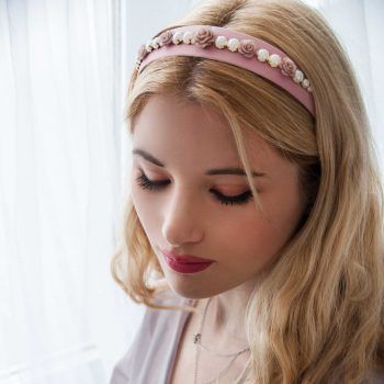 Diadema de invitada con perlas y flores rosa palo @pelulelu