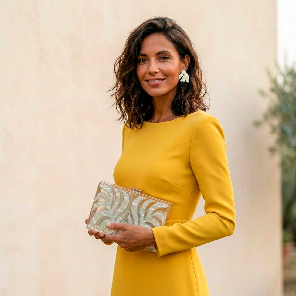 Vestido amarillo con pendientes y bolso de fiesta verde claro