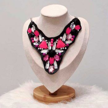 Collar babero fucsia y negro