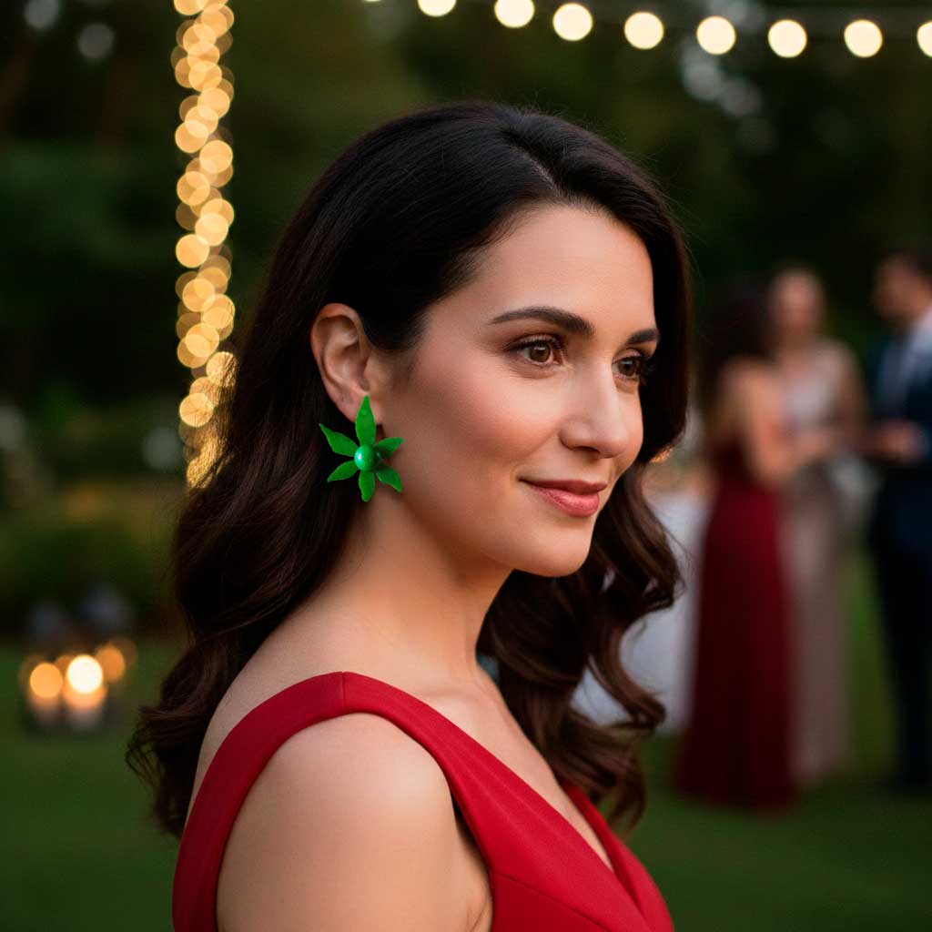 Maxi pendientes verdes con vestido rojo