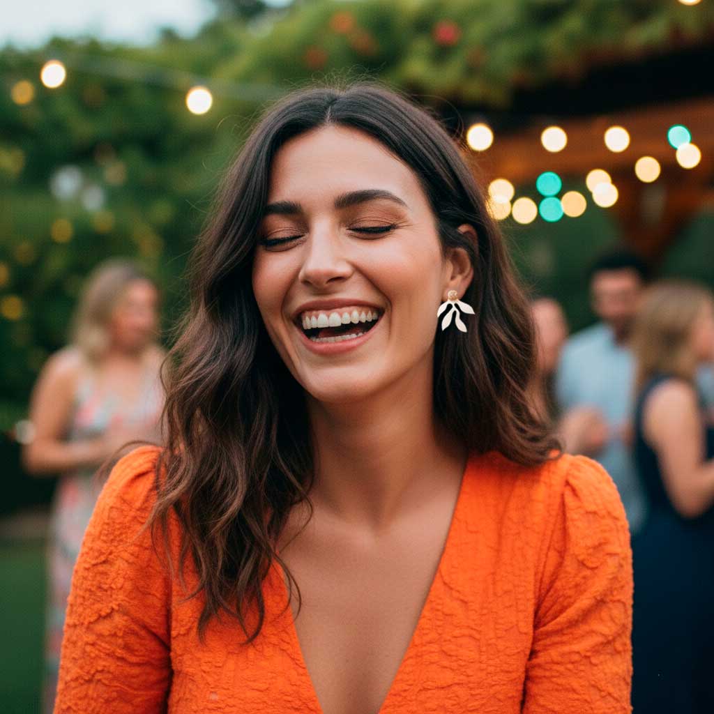 Pendientes blancos con vestido naranja