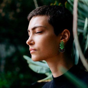 Mujer pendientes cactus