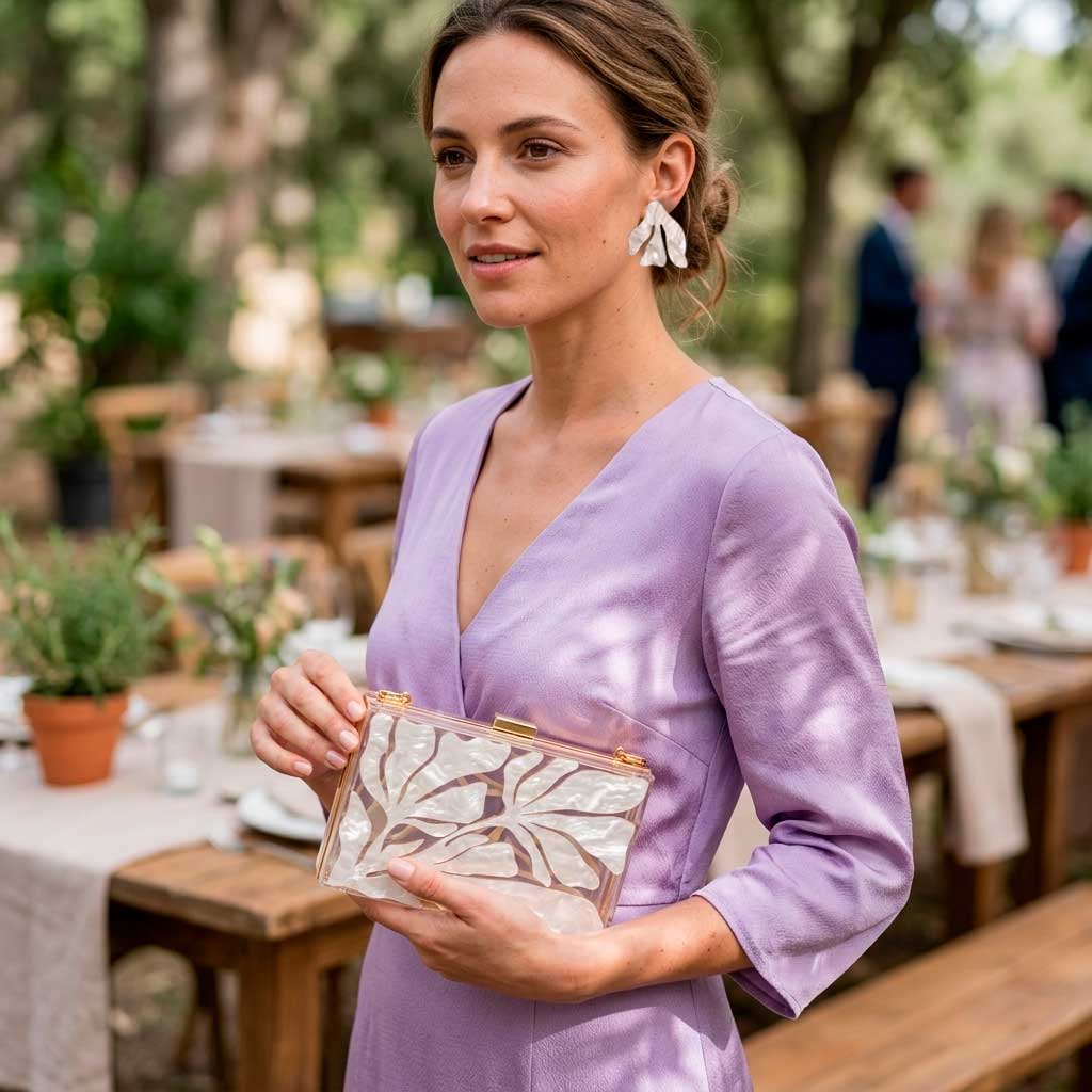 Vestido lila con bolso y pendientes blanco nacarado