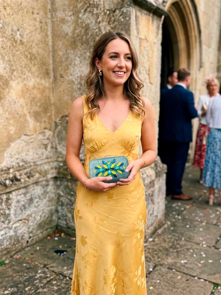 look-clienta-vestido-amarillo-con-bolso-joya-azul-claro-pedreria-amarillo-lara-garabatea