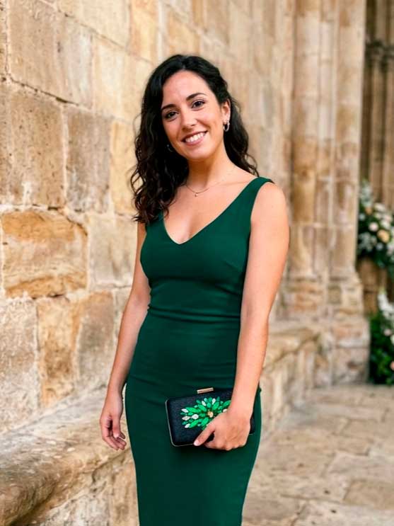 look-clienta-vestido-verde-botella-con-bolso-joya-negro-verde-lara-garabatea