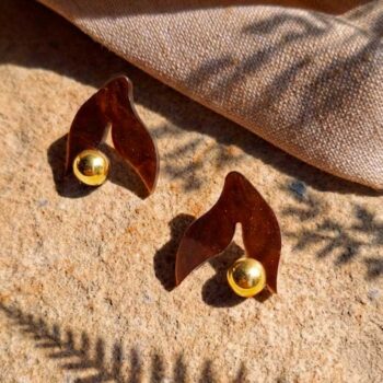 Brotes, pendientes marrones